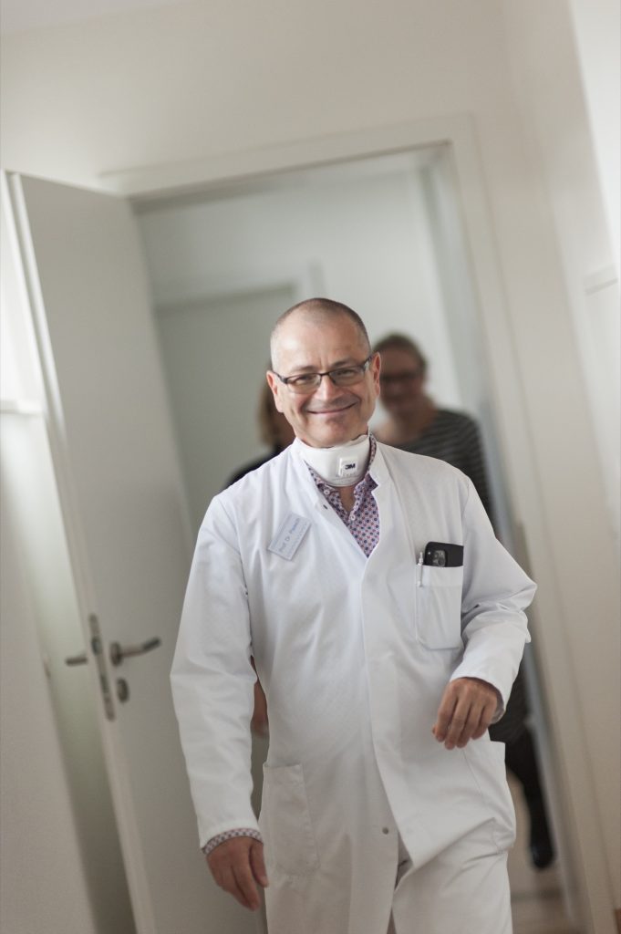 Prof. Dr. med. Uwe Paasch im Arztkittel